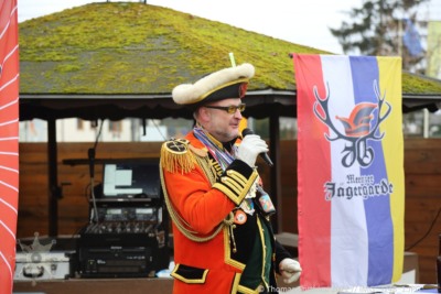 Fertig ist das Knicklicht-Abzeichen des geimpften Gardisten