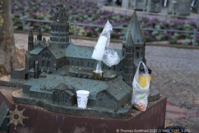 Nur zur Klarstellung: Das ist kein zurück gelassener Müll, sondern der Dom dient lediglich als Ablagefläche für die danebenstehenden Fastnachtsfreunde.